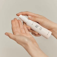 Laden Sie das Bild in den Gallery Viewer, Beauty of Joseon Ginseng Moist Sun Serum SPF 50+ PA++++